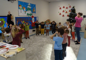 Dzieci śpiewają i pokazują gesty