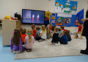 dzieci oglądają pokaz tańca flamenco