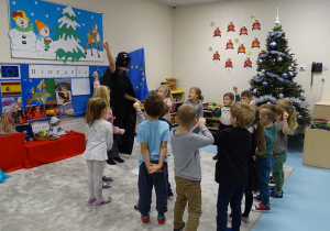 dzieci śpiewają z pokazywaniem piosenkę Zorro