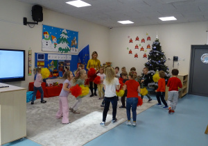 dzieci tańczą z pomponami