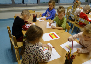 dzieci kolorują flagę