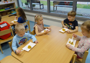 dzieci jedzą paellę