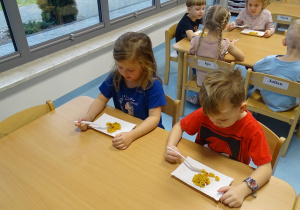 dzieci jedzą paellę