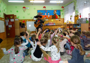 Dzieci słuchają hiszpańskiej piosenki