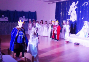 43 Igusia prowadzi Króla Baltazara śpiewająca pastorałkę