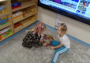 dziewczynki segregują zabawki