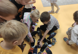 dzieci zdejmują buty