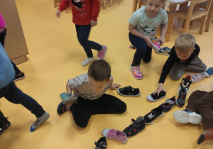 dzieci układają buty