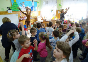Dzieci tańczą z tancerką