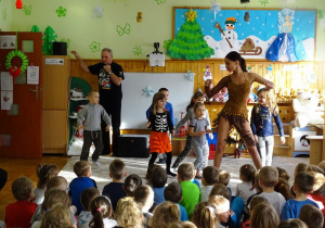 Dzieci i tancerka tańczą