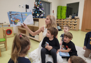 Pani Zima czyta dzieciom książkę