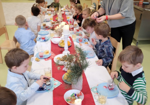 Dzieci częstują się pysznościami ze stołu