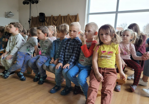 Dzieci oglądają teatrzyk