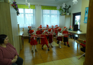 Dzieci tańczą dla Seniorów