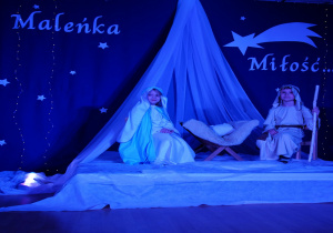 Maryja i Józef przy żłóbku Pana Jezusa