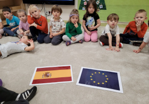 Dzieci oglądają flagi Unii Europejskiej i Hiszpanii