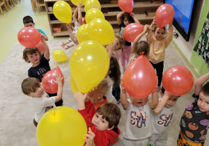 Dzieci tworzą flagę Hiszpanii i balonów
