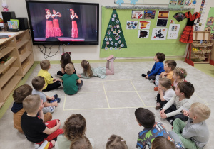 Dzieci ogladają na tablecie taniec flamenco