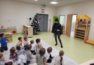 Zorro prezentuje się przed dziećmi