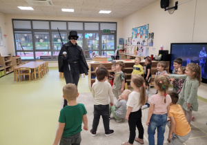 Zorro prowadzi zabawę z dziećmi