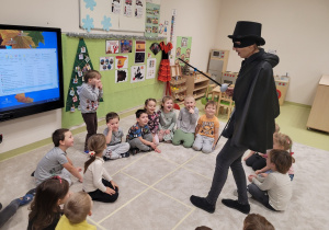 Zorro prezentuje dzieciom swój strój