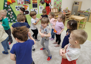 Dzieci tańczą macarenę