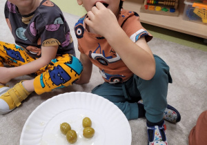 Dzieci częstują się oliwkami