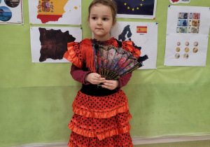 Dziewczynka w stroju hiszpańskim