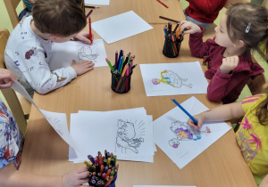 Dzieci malują kolorowanki o Hiszpanii