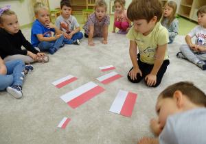 Dzieci układają flagi według wielkości