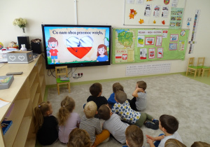 Dzieci oglądają filmik o Polsce