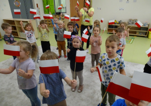 Dzieci wykonują taniec z flagami