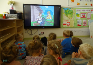 Dzieci oglądają legendę o Warsie i Sawie