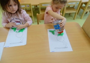 Dzieci wykonują syrenkę warszawską
