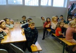Dzieci czekają na zwiedzanie fabryki.