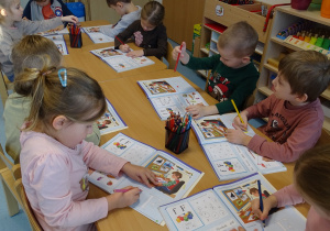 Dzieci wykonują pracę w książce