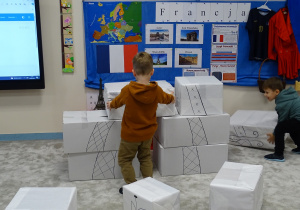 dzieci budują Wieżę Eiffla