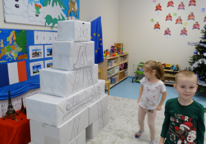 dzieci budują Wieżę Eiffla