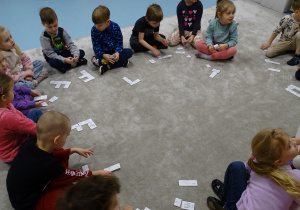 dzieci układają literę F z puzzli