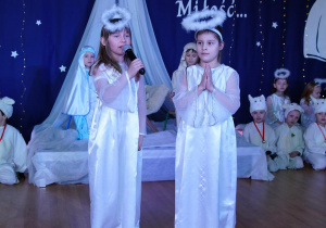 Julia i Anastazja podczas występu.