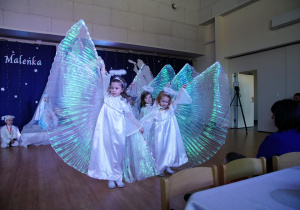Aniołki prezentują taniec.