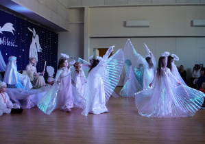 Aniołki prezentują taniec.