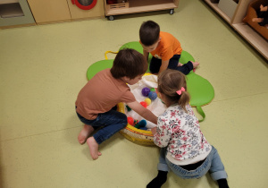 Dzieci bawią się piłeczkami o zrożnicowanej fakturze