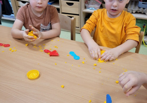 Dzieci ćwiczą rączki z masą