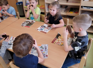 "Gramy zmysłami" - grudzień - Sensoryczna choinka - Sówki