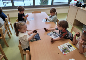 Dzieci bawią się szyszkami