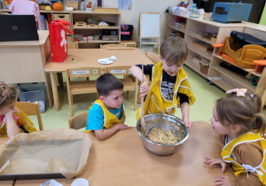 Dzieci mieszają składniki na ciasteczka