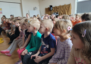 Dzieci śpiewają powitalna piosenkę