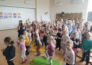 Dzieci tanczą