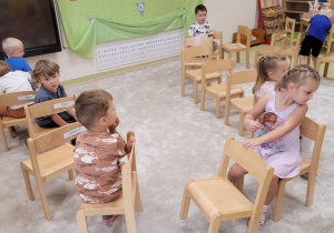 Dzieci odszukują swoje krzesła szukając swojego imienia